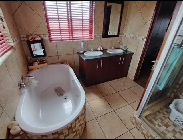 4 BEDROOM HOUSE FOR SALE IN AMBERFIELD MANOR